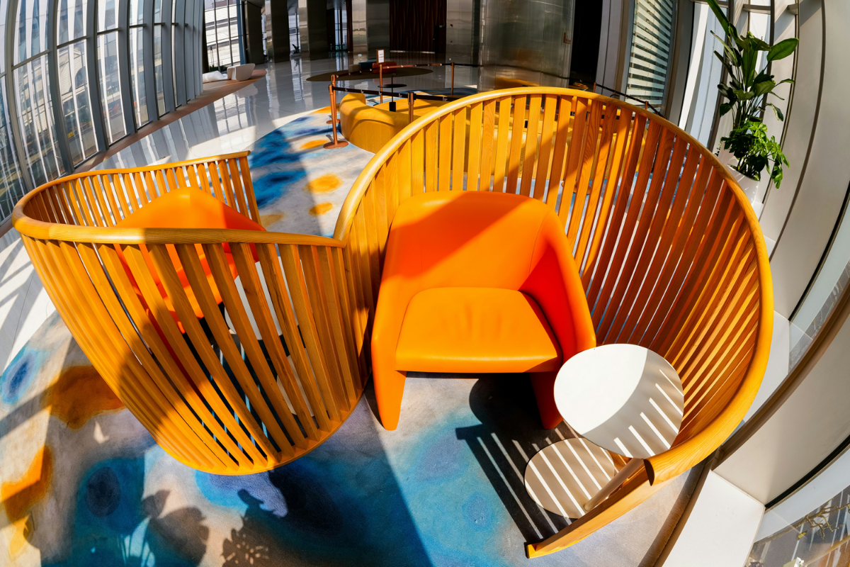 Curved furniture - alebo oblé tváry idú do módy v každej oblasti